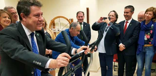 El presidente regional y el resto de políticos que acudieron a la inauguración del nuevo centro de día de Hellín para personas con discapacidad.