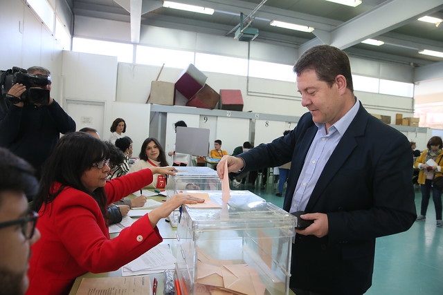 Los principales líderes de los diferentes partidos ejercen su derecho al voto en Castilla-La Mancha