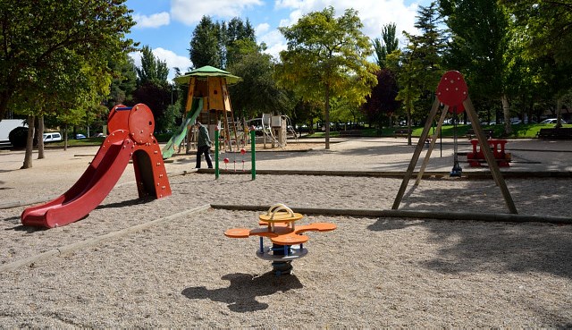 El Ayuntamiento de Albacete cierra las zonas de juegos infantiles de los parques, por el coronavirus