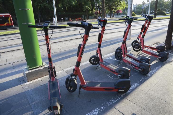 Un hombre de 33 años detenido por robar patinetes eléctricos en Guadalajara, tras cortar las cadenas con una cizalla