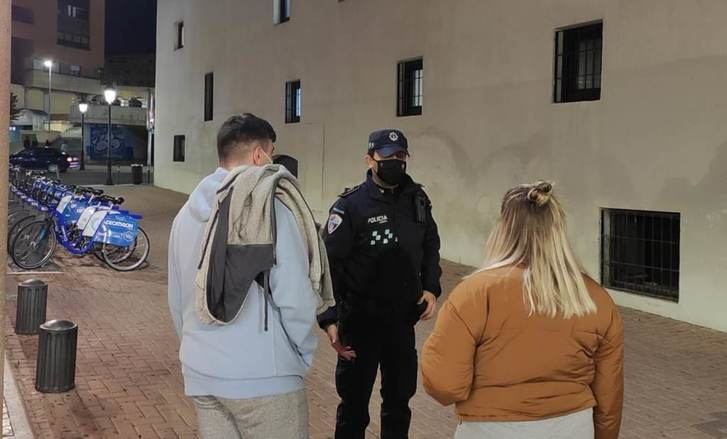 Un policía local informa a unos jóvenes en Albacete.