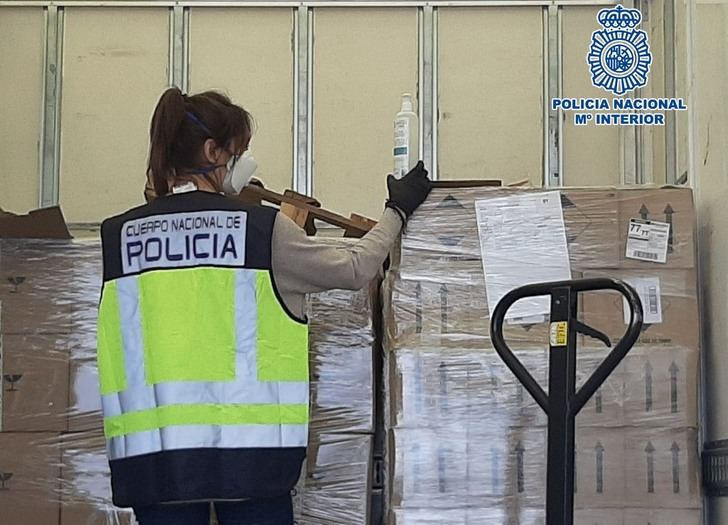 La Policía Nacional interviene 19.600 mascarillas, medio millón de guantes y otro material sanitario