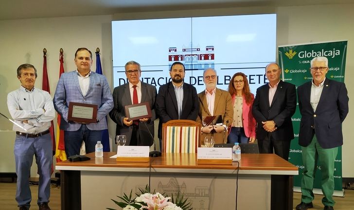 El Ateneo y La Tribuna, premiados en el XIII 'Altozano', galardones protagonistas en el stand de Diputación de Albacete