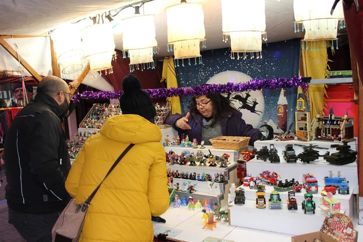 La Roda acoge un mercado navideño con más de 20 puestos en la plaza Mayor
