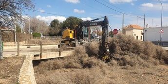 El Ayuntamiento y Aguas de Albacete limpian la rambla de Argamasón tras la borrasca Herminia