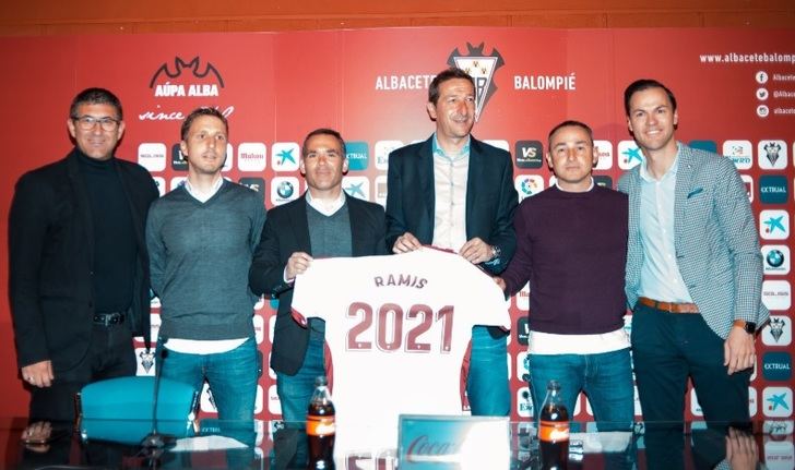 Ramis, su equipo y los responsables del Alba tras firmar la renovación con el equipo blanco.