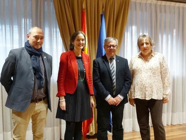 Hellín expone a la ministra de Comercio y Turismo la imagen que quiere proyectar en toda España