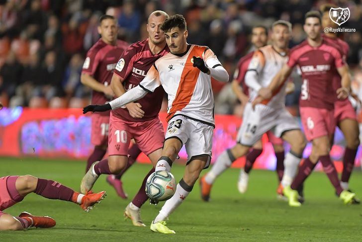 El partido entre el Rayo y Albacete Balompié se suspende por insultos a Zozulya