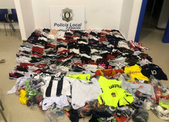 La Policía Local de Albacete interviene 300 zapatillas y 200 camisetas falsificadas en el Paseo de la Feria