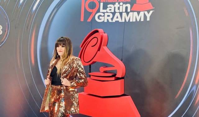 La diseñadora albaceteña Lola Muñoz ‘estuvo’ en los Grammy Latinos vistiendo a Rozalén