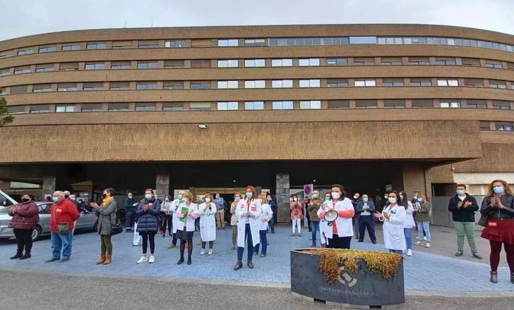 Concentraciones ante los hospitales de Castilla-La mancha para reclamar más profesionales y más medios