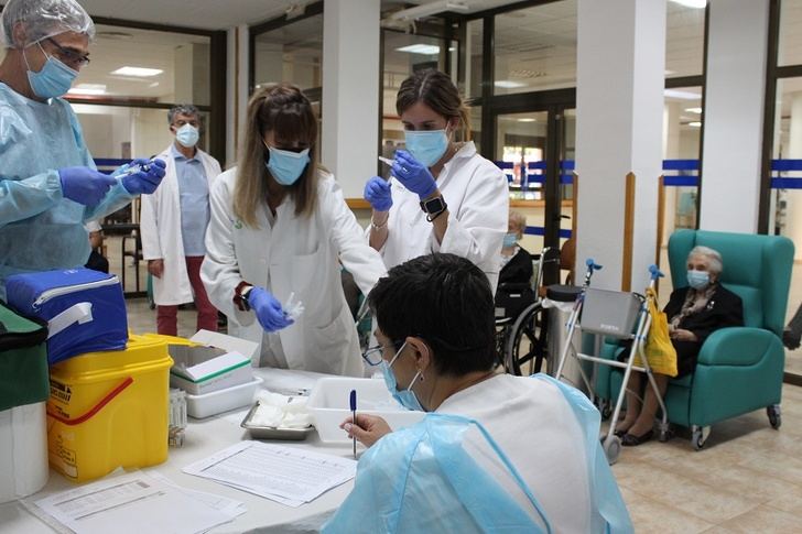 Sanidad inicia la administración de una dosis adicional contra el COVID-19 en las residencias de de Albacete