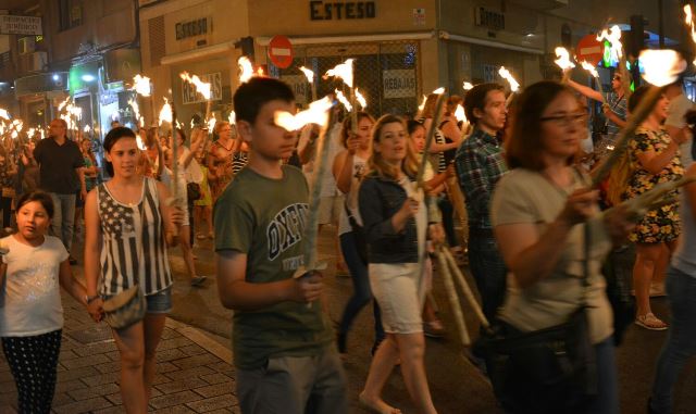 Noche de San Juan en Albacete, con manchegas, desfile de antorchas, hoguera, fuegos artificiales y verbena