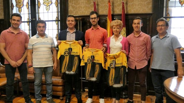 La Diputación de Albacete rinde homenaje al ciclista Héctor Carretero, tras su gran Giro de Italia