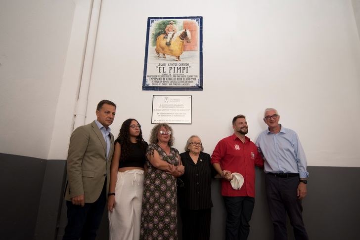 Serrano inaugura una placa homenaje a Juan Cantos ‘El Pimpi’ a título póstumo en la Plaza de Toros de Albacete