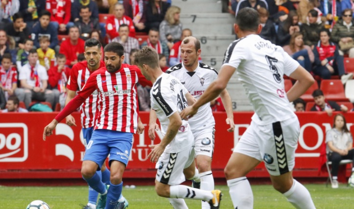 Una jugada del partido disputado entre el Sporting y el Albacete Balompié.