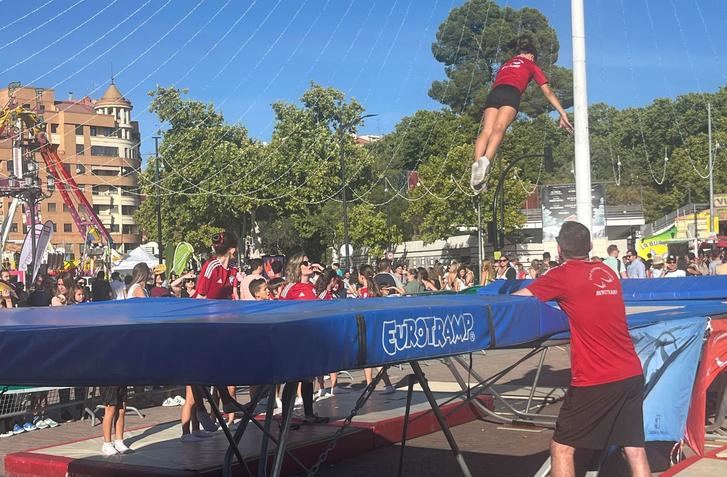 La exhibición de trampolín frente a la Puerta de Hierros y torneos de baloncesto y balonmano, en la Feria Deportiva de Albacete