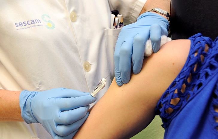 Los oncólogos defienden que la vacunación contra el covid-19 sea prioritaria en todos los pacientes con cáncer