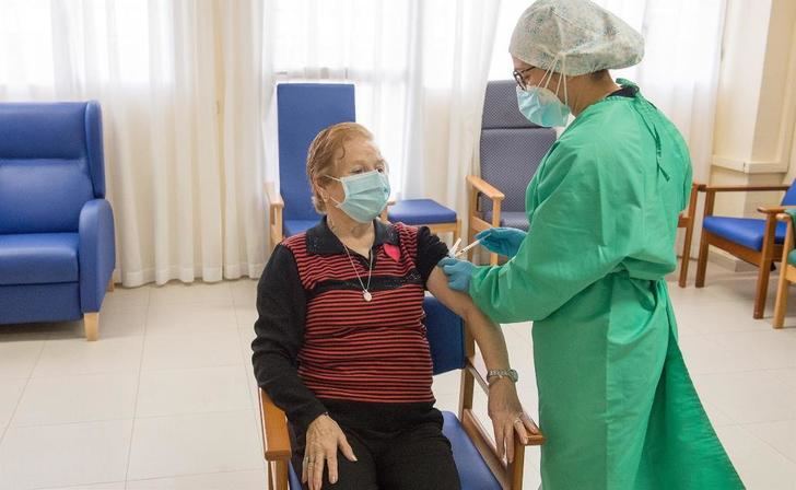 Residentes en centros de mayores de C-LM comenzarán a recibir la tercera dosis de la vacuna en tres semanas
