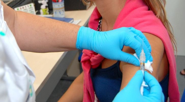 Las personas menores de 55 años contagiadas de Covid-19 tendrán que esperar 6 meses para recibir la vacuna