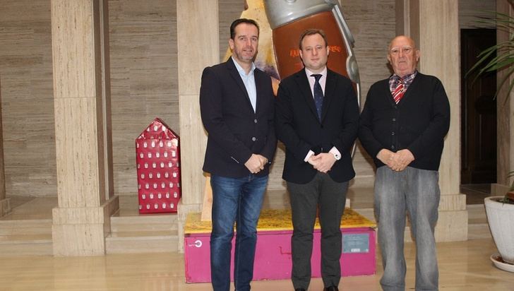 El alcalde de Albacete recoge la petición de la afición taurina de homenajear a Constantino González y Luis Cuesta