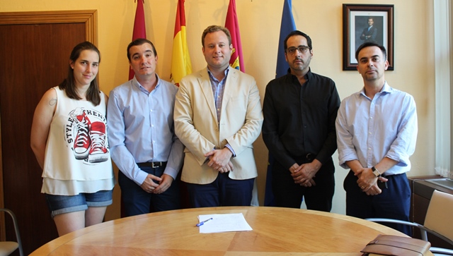 El alcalde se reúne con los responsables de la Junta de Cofradías de la Semana Santa de Albacete