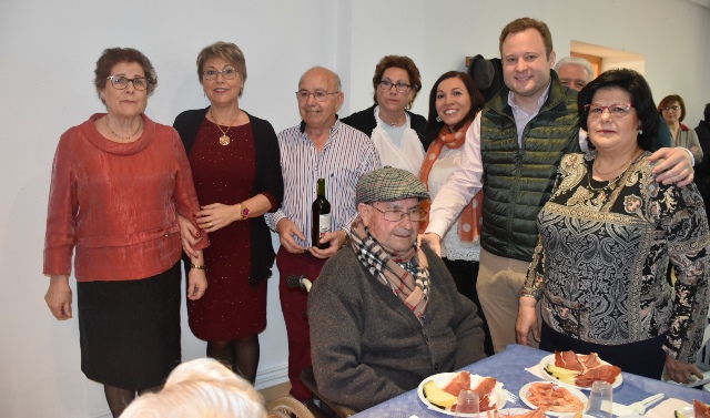 El alcalde de Albacete, presente en el 32 cumpleaños de los pensionistas de ‘San Gregorio’ de Aguas Nuevas