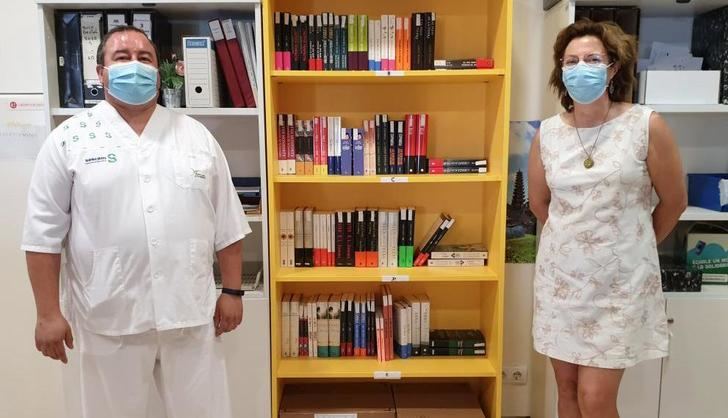 El Hospital de Villarrobledo abre un servicio de biblioteca para hacer más llevadera la estancia de pacientes y acompañantes