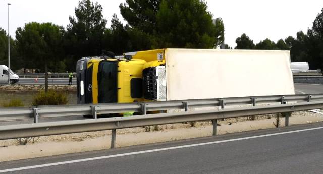 El vuelco de un camión provoca retenciones en la autovía A-31 a su paso por Albacete
